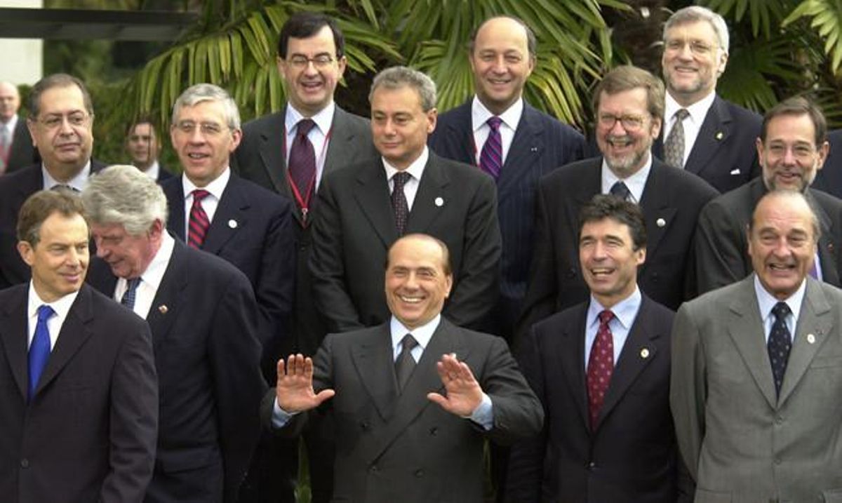 Silvio Berlusconi (a baix, al centre), gesticula durant la cimera europea celebrada a Barcelona el març del 2002.