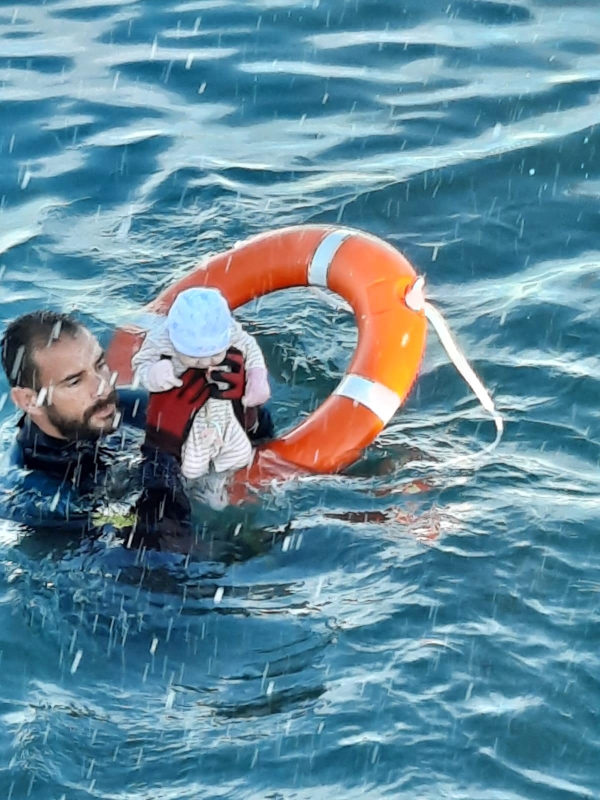 19/5/2021. Un guardia civil rescata en aguas de Ceuta a un bebé durante la crisis migratoria de mayo, que sobrevino cuando Marruecos tensó las relaciones diplomáticas con España por el caso Brahim Gali.