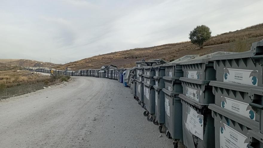 Un cementerio de contenedores de basura sobre el antiguo vertedero de los Asperones