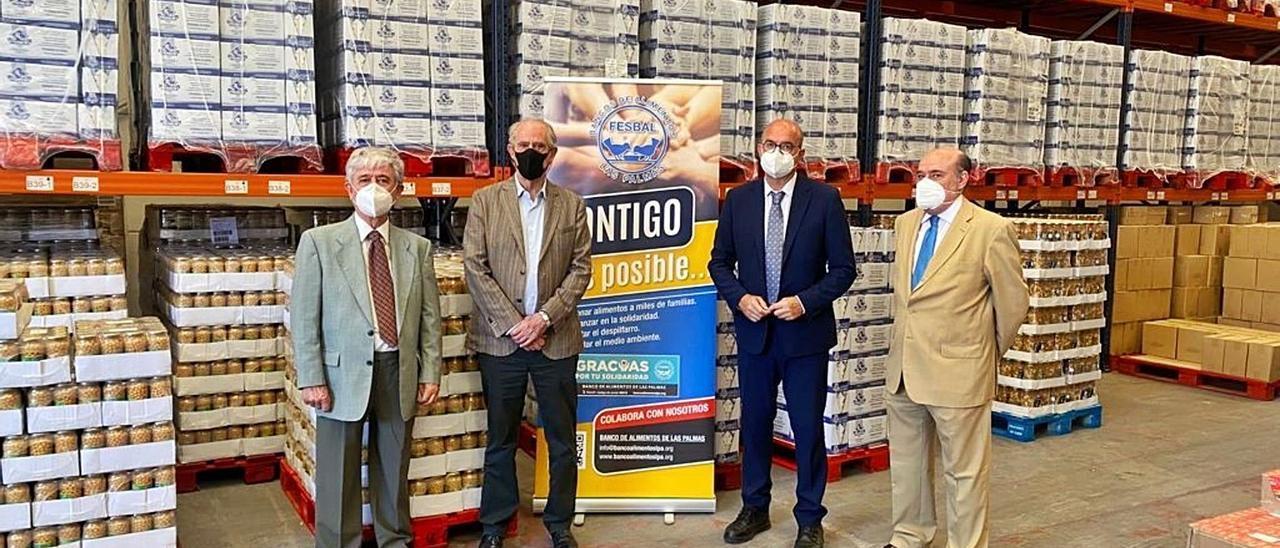 De izquierda a la derecha, Andrés Merino, Pedro Llorca,  Anselmo Pestana y Luis Ortín, ayer, en el centro de distribución de alimentos en la zona industrial de Arinaga. | | LP/DLP