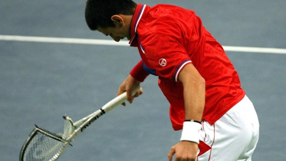 Novak Djokovic rompe su raqueta durante una eliminatoria de la Copa Davis contra el tenista francés Gael Monfils, en el Belgrado Arena (Serbia), el 5 de diciembre de 2010