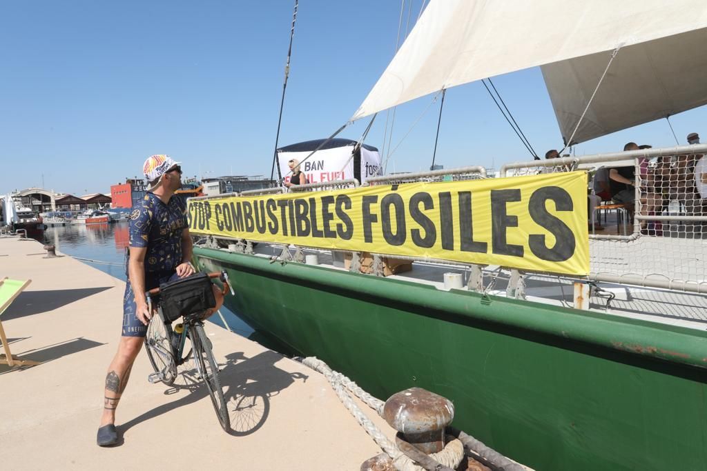 El Rainbow Warrior, buque de Greenpeace, abre sus puertas en València