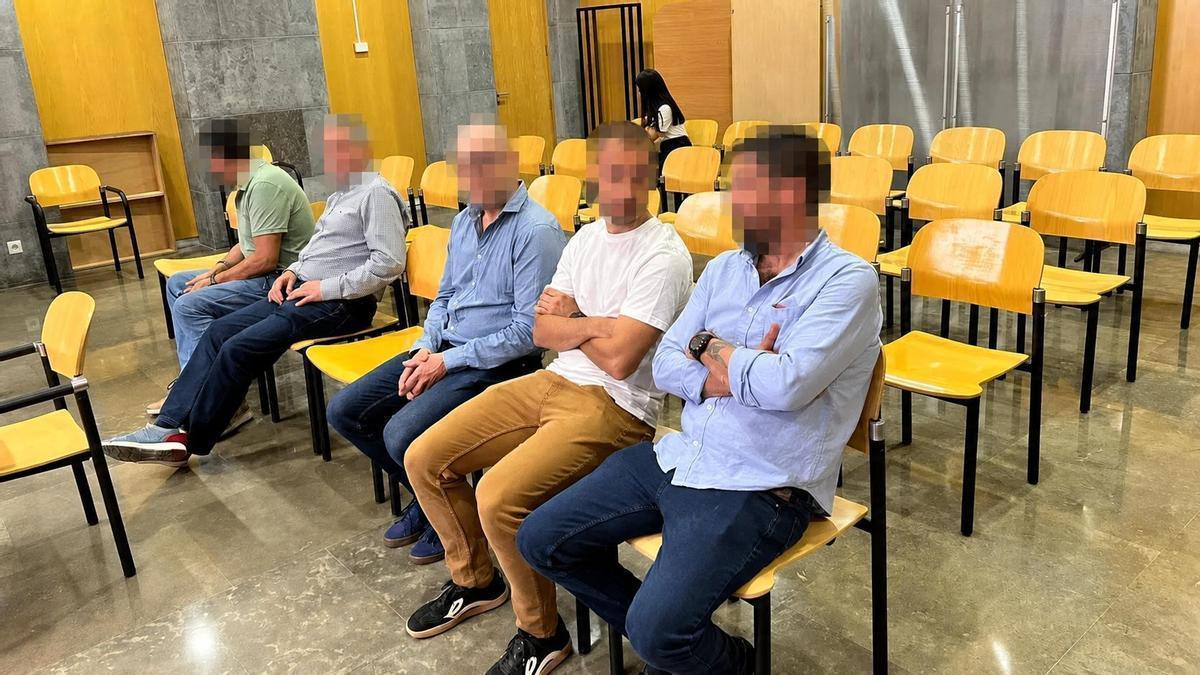 Los cinco acusados durante el juicio