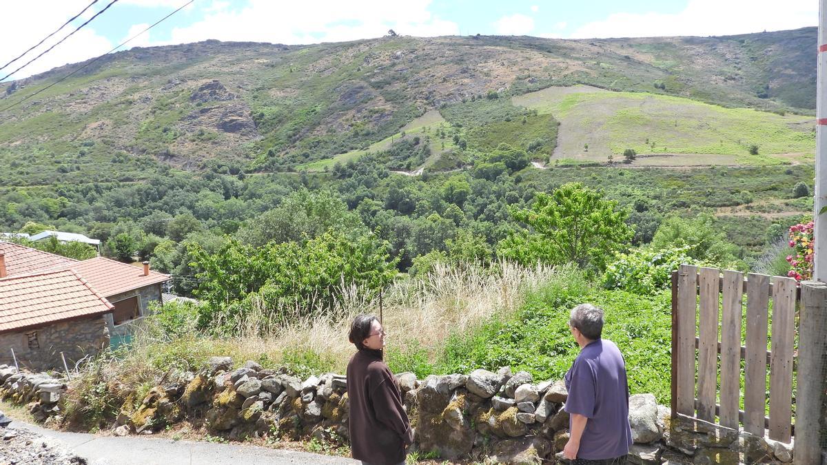 Dos mujeres en Pentes, una parroquia de A Gudiña que sufrió 41 incendios en los últimos 5 años.