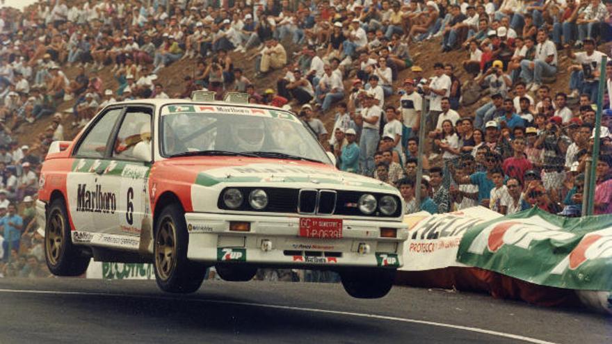 Arriba, José Mari Ponce con el BMW-M3 junto a Gaspar León, ganadores de la edición de 1995; debajo, a la izquierda, Sainz y Moya, hanadores en 1989 con el Toyota; y a la derecha, Trelles-Del Buono, ganadores en 1993.