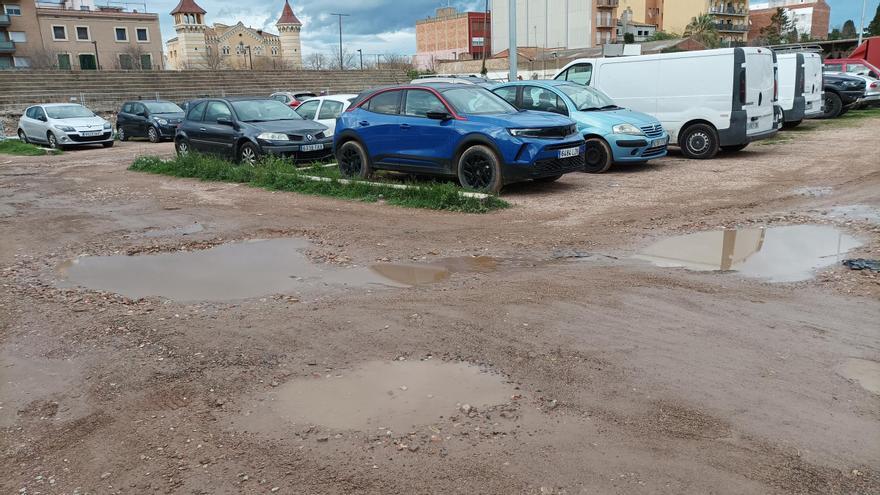 Usuaris de l’aparcament del carrer El Far de Figueres reclamen millores en el paviment