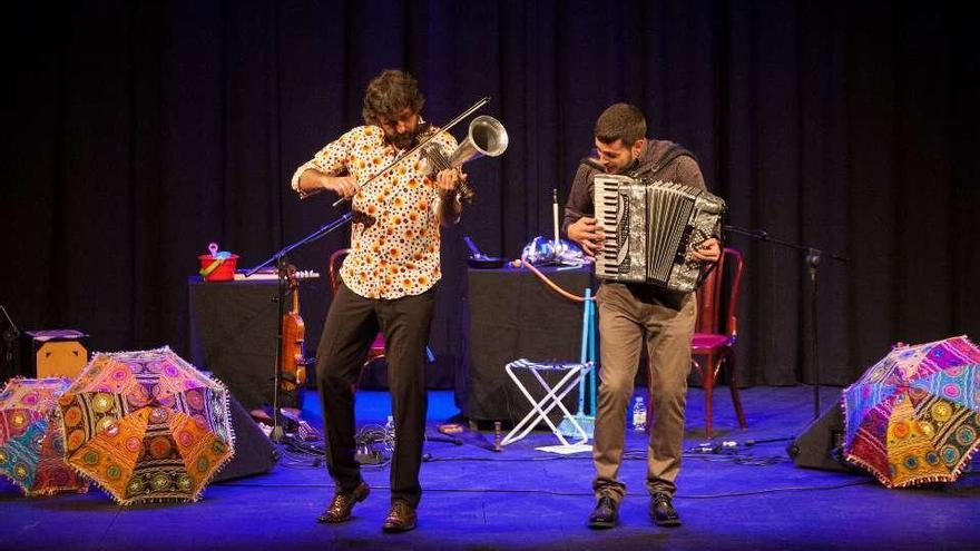 &quot;Fetén Fetén&quot;, música por un tubo