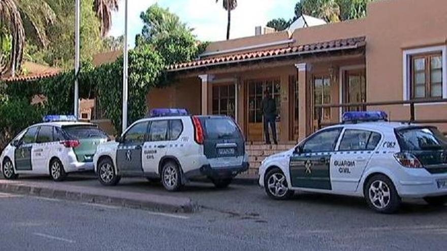 Vehículos de la Guardia Civil, en la entrada de los apartamentos donde fue hallado el cadáver.