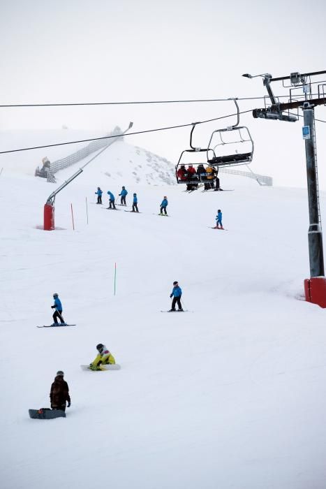 Multitud de esquiadores en Pajares en el domingo tras el temporal de nieve.