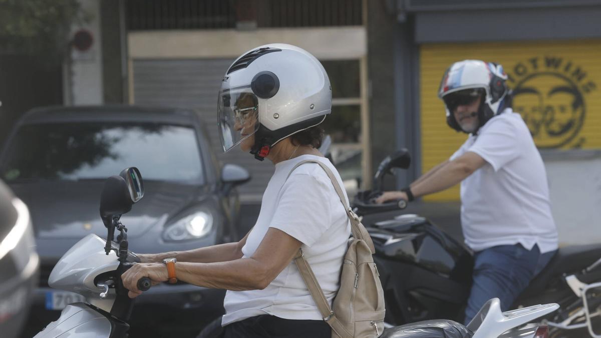 Dos motoristas parados en un semáforo de Córdoba.
