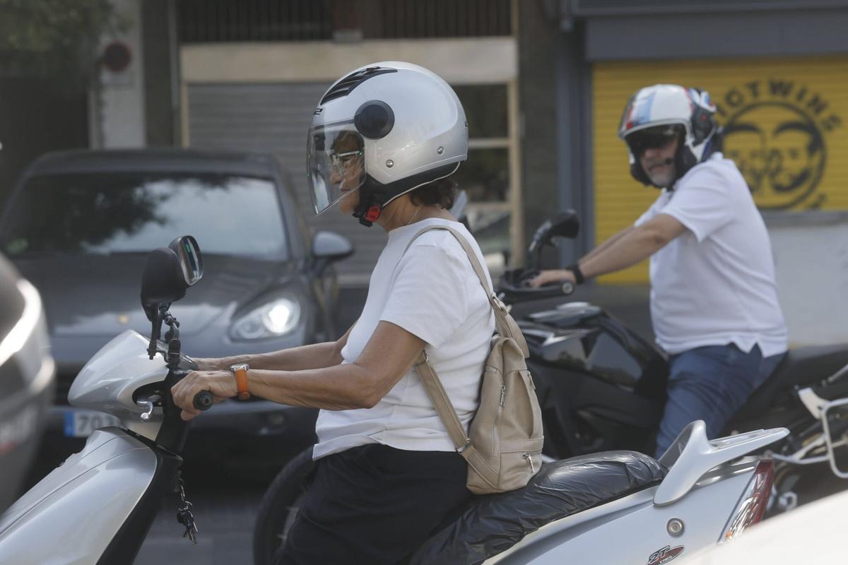 Dos motoristas parados en un semáforo de Córdoba.