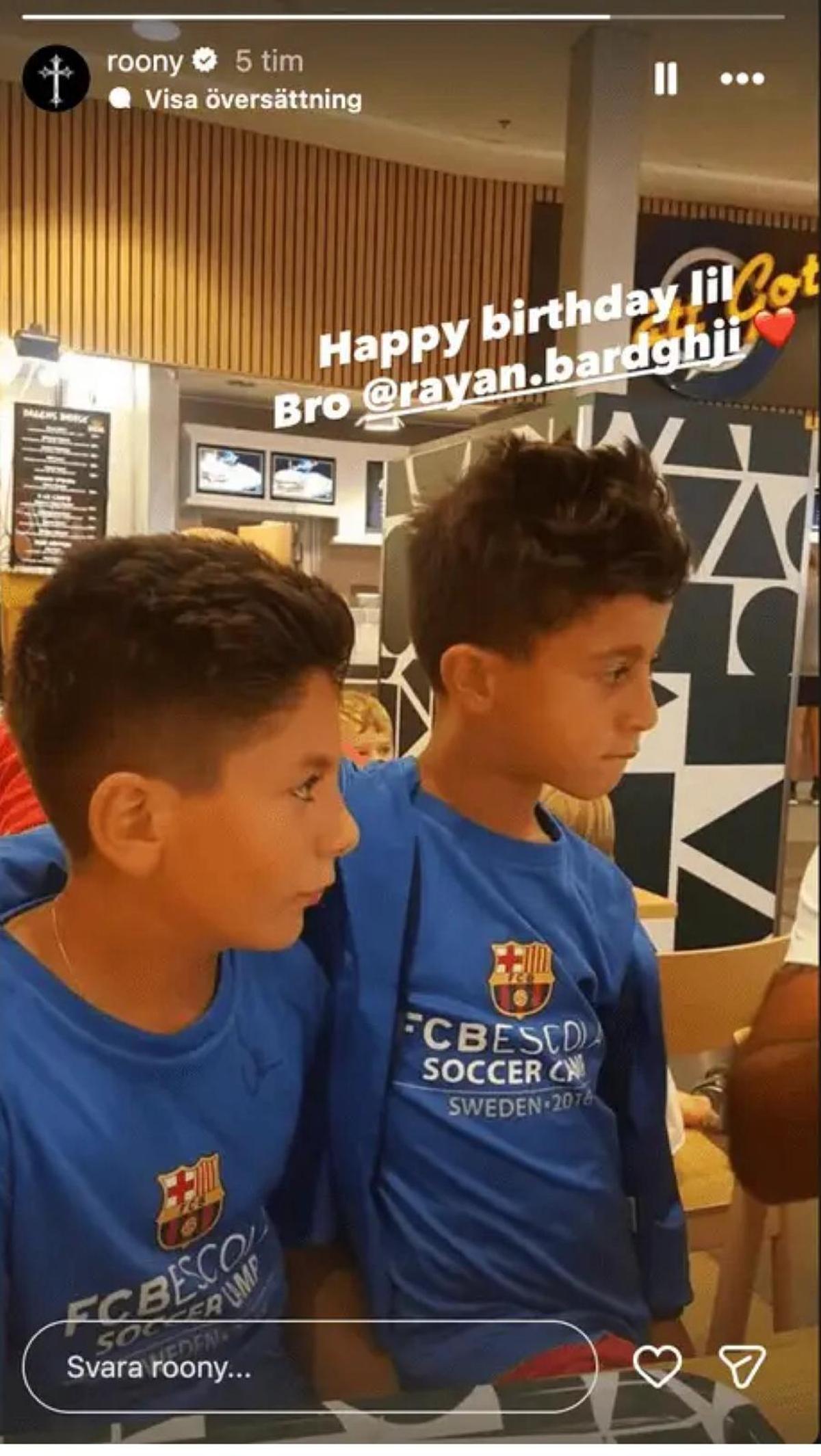 Roony compartió un story en Instagram junto a su hermano vestidos con una camiseta del Barça