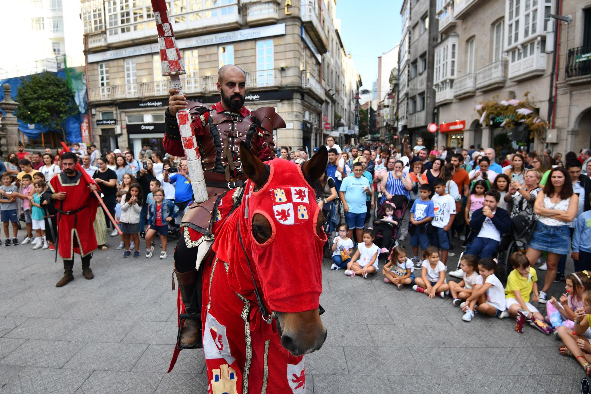 Cortesanos, bufones, damas y caballeros celebran el retorno de su señor: la Feira Franca anima Pontevedra