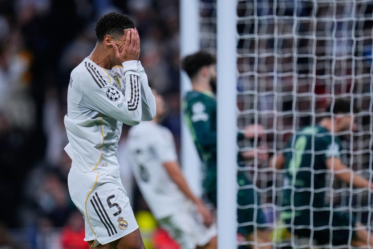 Jude Bellingham se lamenta de una ocasión fallada.