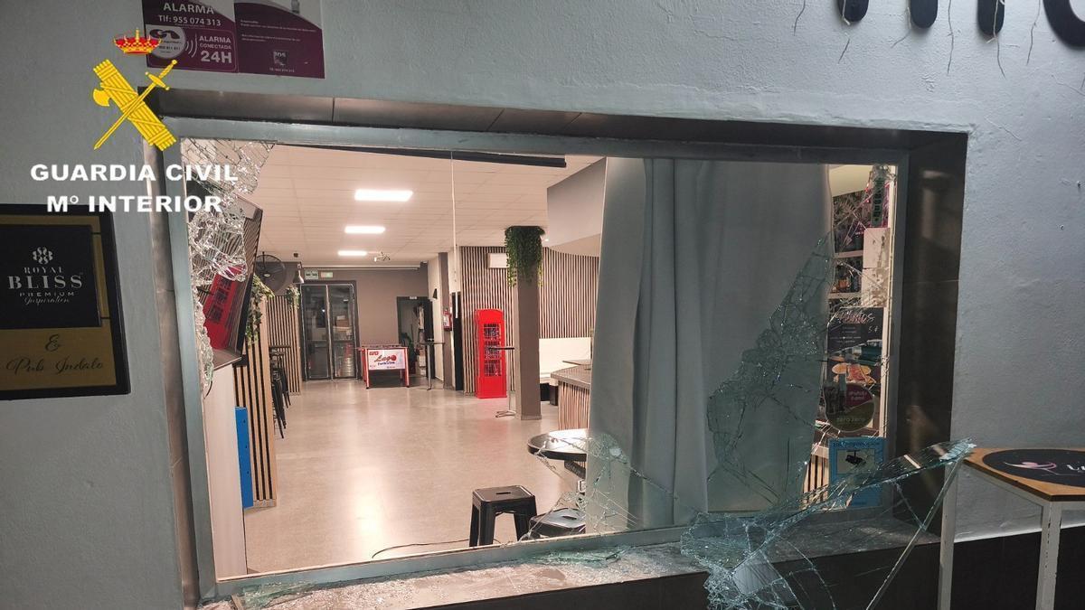 Ventana por la que entraron los detenidos para el robo de las máquinar recreativas
