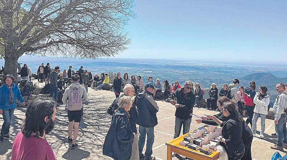 Alaró. El castillo volvió a ser el punto de encuentro de una gran multitud de vecinos que no quisieron perderse la Festa de l’Àngel.