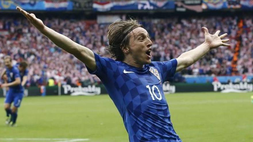 Luka Modric celebra su gol en el Parque de los Príncipes frente a Turquía en el minuto 41.