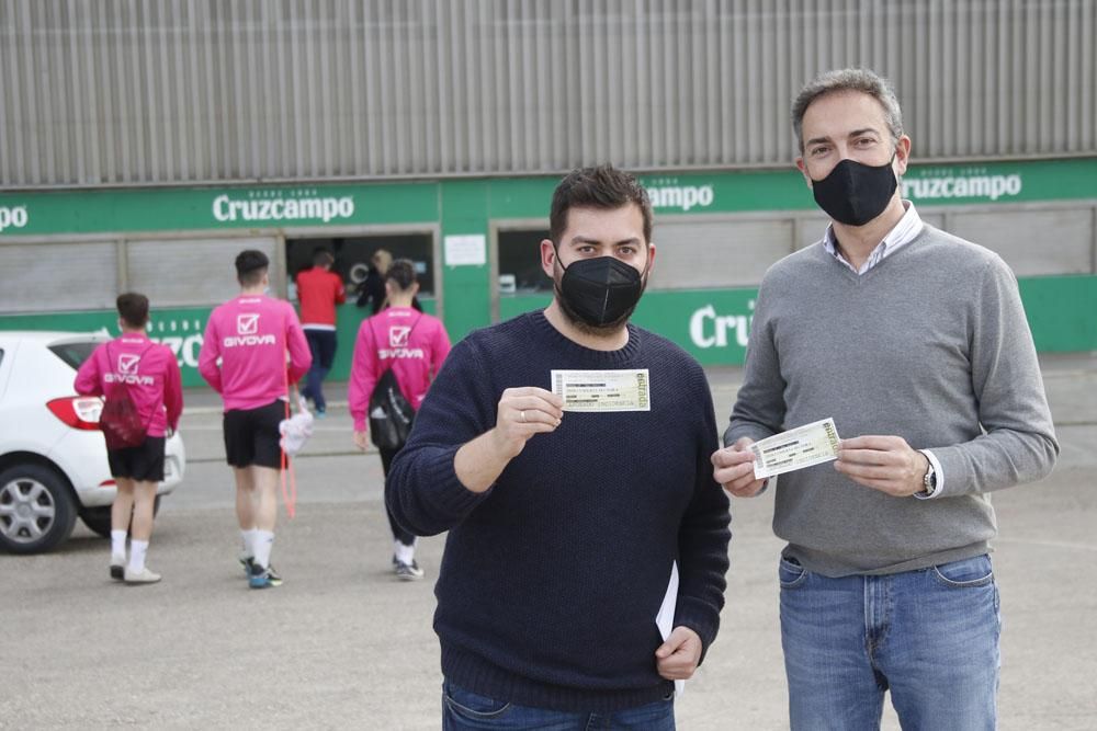 Los aficionados del Córdoba CF comienza a recoger las entradas del partido del domingo.