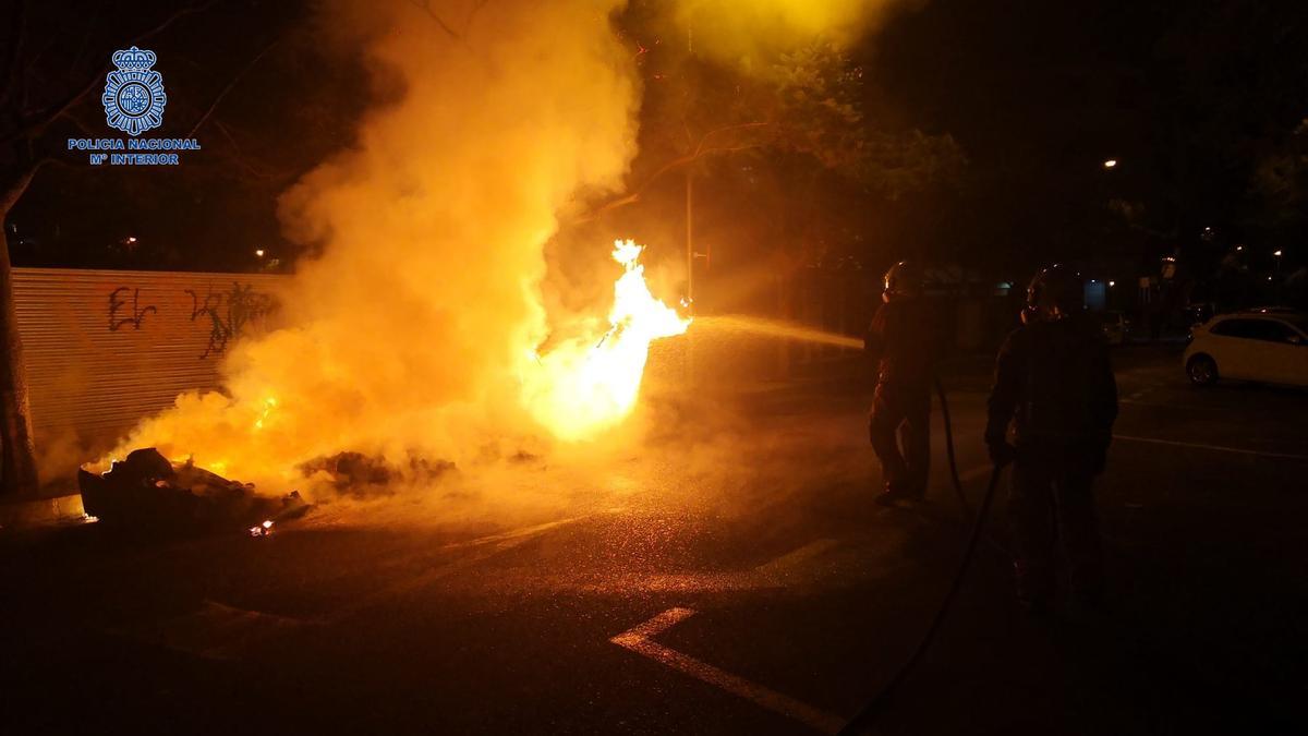 Los bomberos, durante la extinción del incendio.