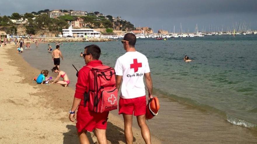 La Creu Roja ha atès 664 persones per picades de medusa a platges gironines