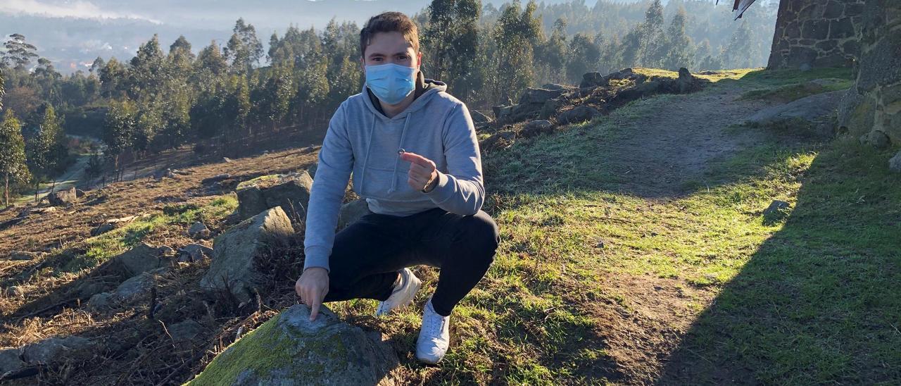 Iván Caamaño junto a la base de uno de los focos de los molinos de viento.