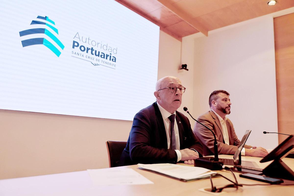 El presidente de Puertos de Tenerife, Pedro Suárez, y el subdirector, Airam Díaz Pastor.