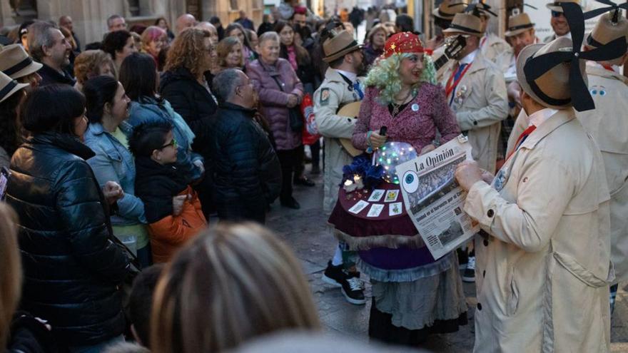 Los Veletas como inspectores Gadget, observados por numeroso público. | A. Burrieza