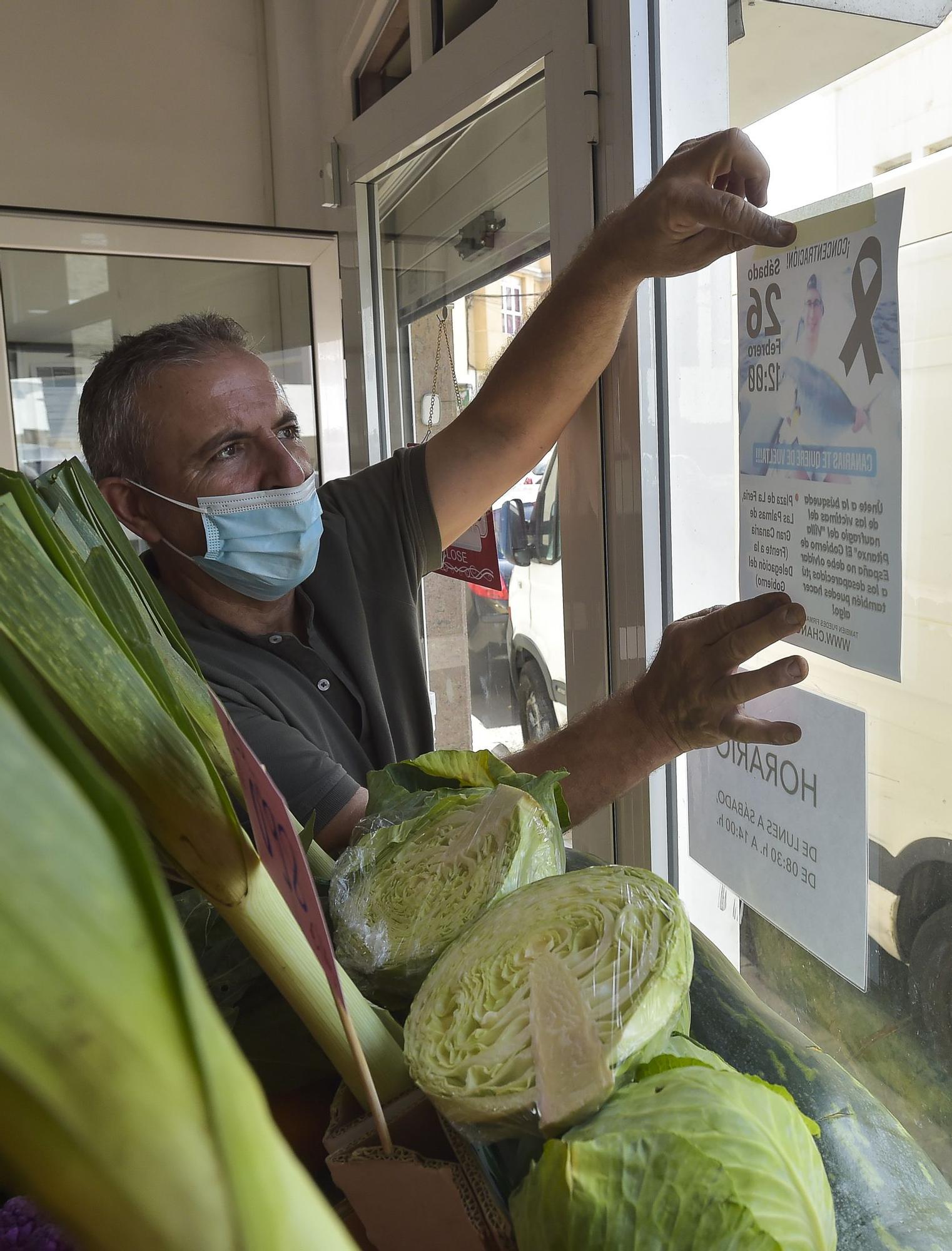 Pega de carteles para la concentración para seguir buscando al biólogo grancanario Manolín Navarro