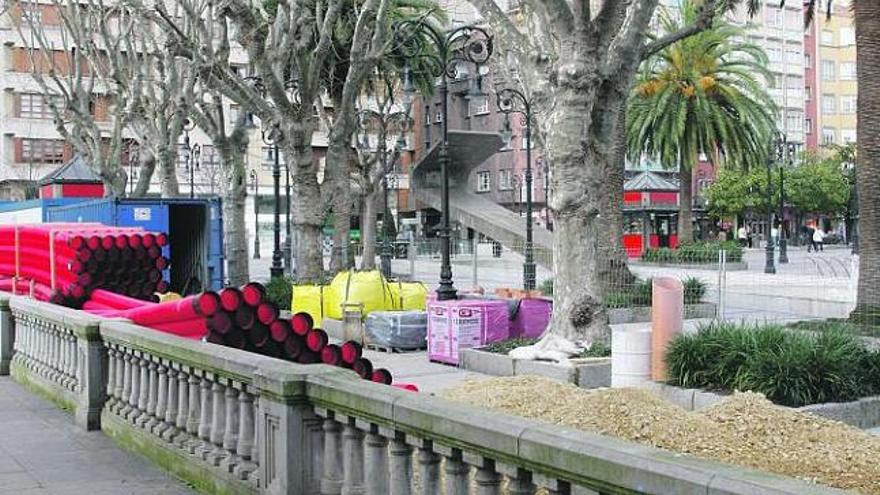 Inicio de las obras de ampliación del aparcamiento subterráneo de Begoña, a principios de esta semana. A la derecha, el aspecto del paseo tras la reforma del año 1992.