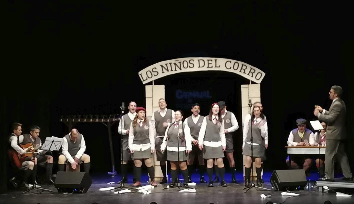 Grupo «Los Telares», que el pasado año se alzó con el primer premio del concurso de coplas de carnaval. | M. J. C. (ARCHIVO)