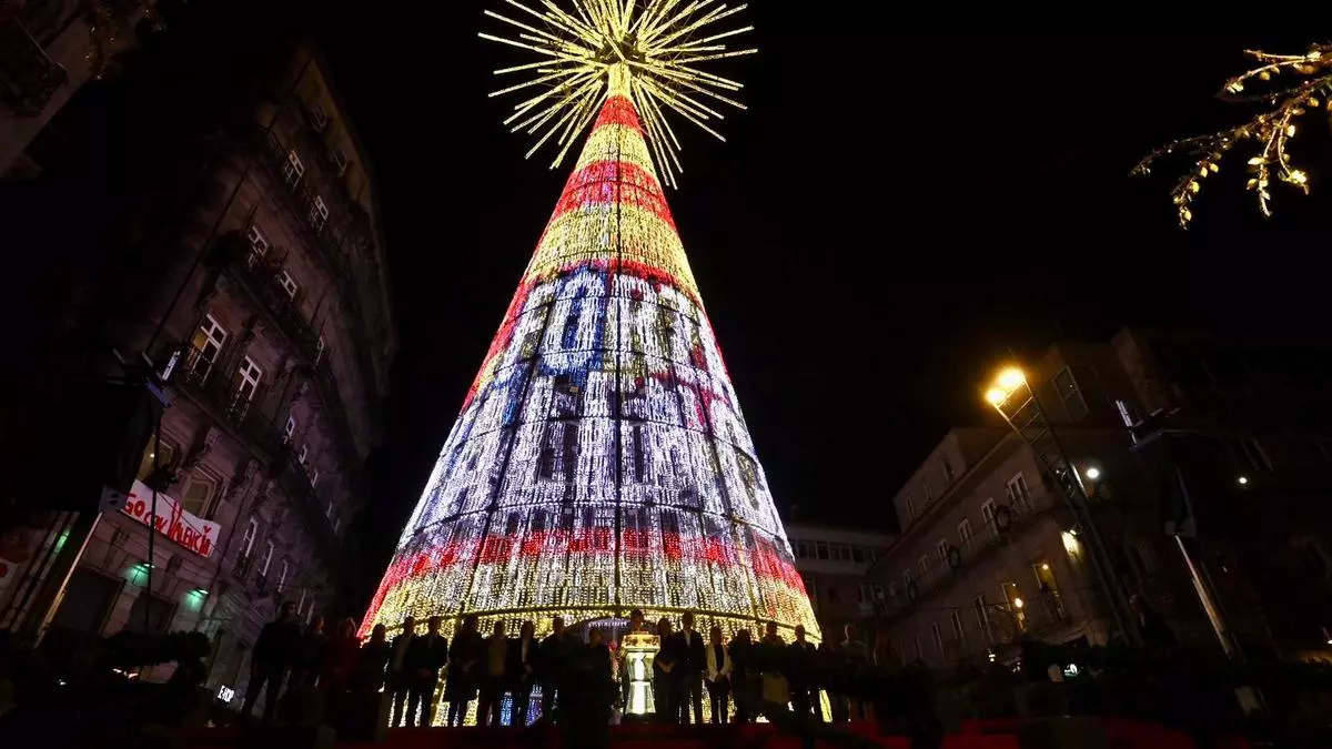 Vigo enciende su Navidad recordando a Valencia tras la DANA con sus colores e himno