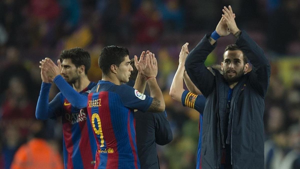 Los jugadores del Barça aplauden a la afición del Camp Nou tras eliminar al Atlético.