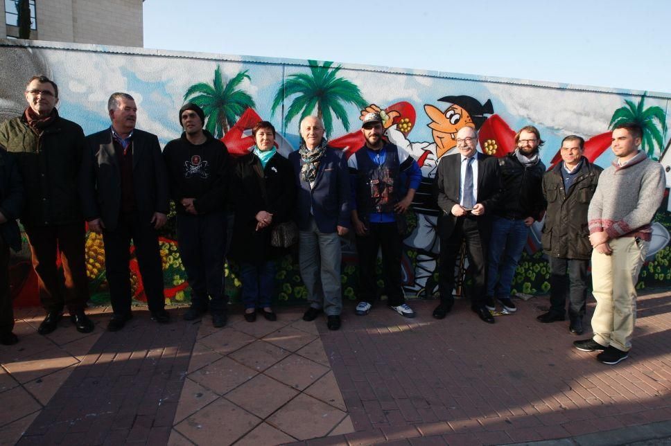 Nuevo mural decorado con motivos relacionados con la huerta en una pared exterior del hotel Nelva