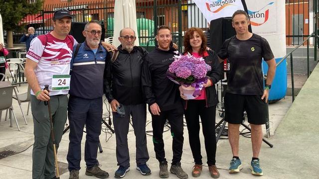 La familia de Santiago Casao, que da nombre a la marcha, recibió un pequeño detalle.