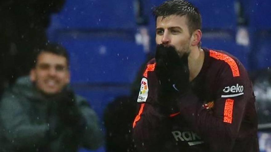 Piqué celebra el gol del empate, ayer en el estadio Cornellà-El Prat del Espanyol.