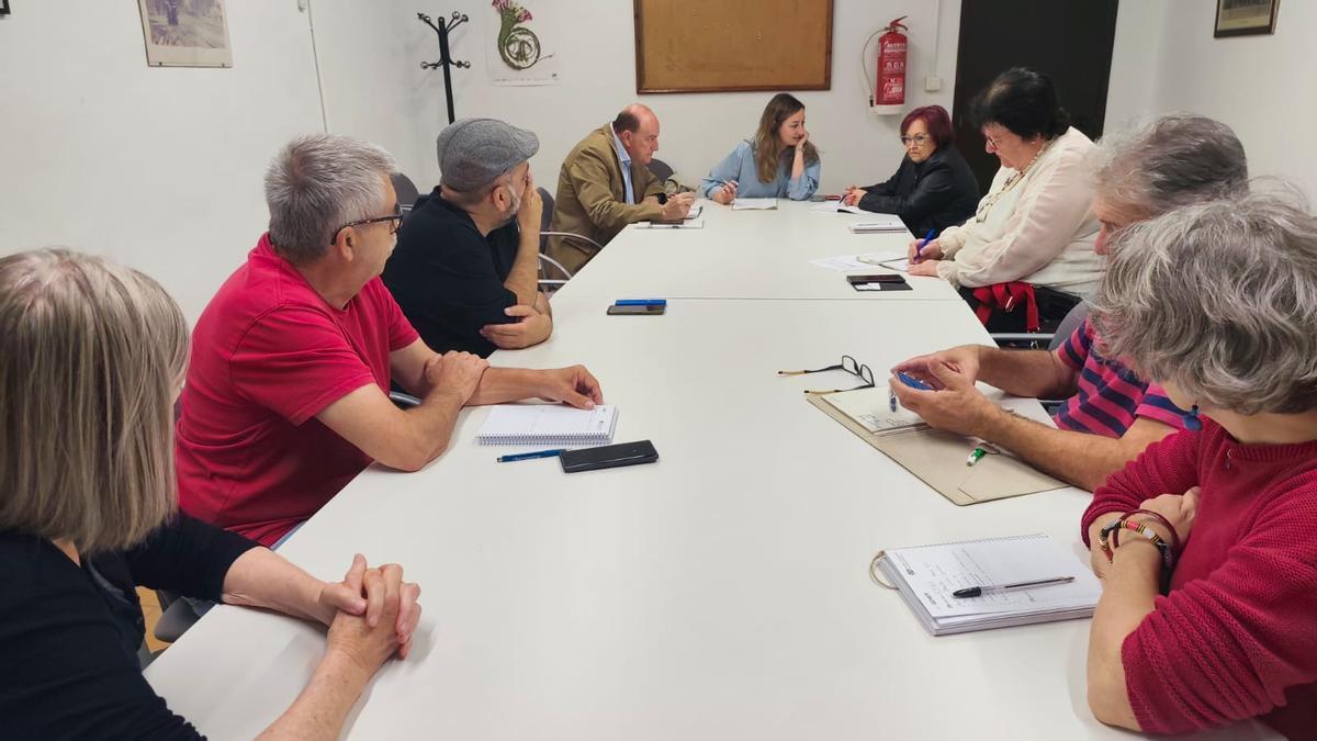 Reunión de los vecinos con la concejala Rocío Gil.