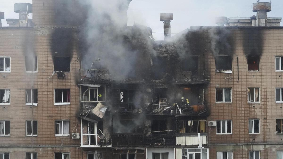 Estado de un edificio residencial en Járkov tras el ataque ruso de este sábado.