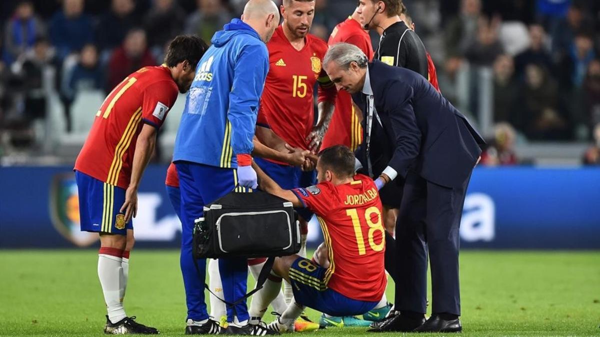 Jordi Alba es atendido tras sufrir la lesión muscular en Turín.