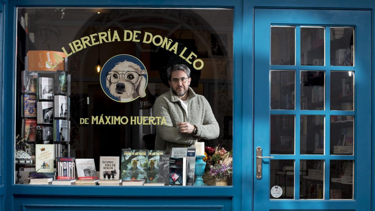 El escritor Máximo Huerta en la nueva librería que ha inaugurado en su pueblo natal. Buñol.