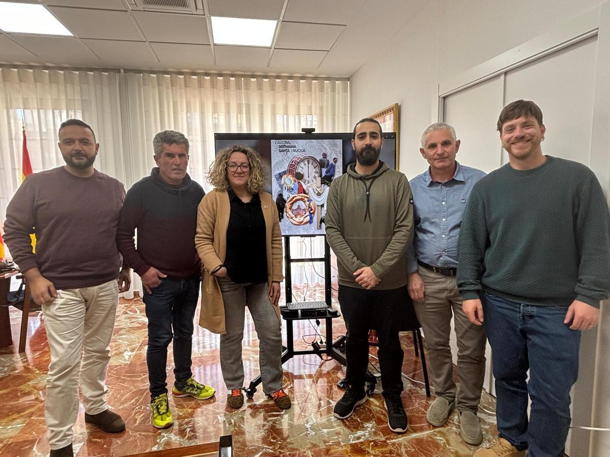 Representantes de la Junta Central de Cofradías y el concejal de Cultura junto al cartel anunciador de la Semana Santa y Pascua de l’Alcora.