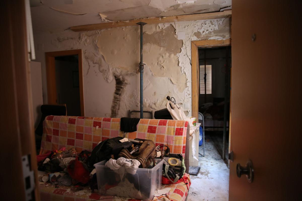 Estado del piso derrumbado este jueves en la calle Granada de Badalona un año después de que la aparición de las primeras grietas obligase a la evacuación de los vecinos