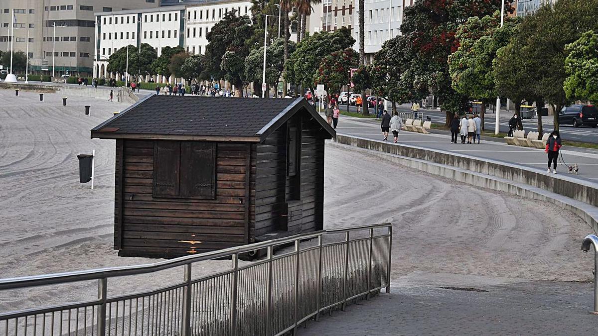 La caseta de socorrismo vuelve a la playa de Riazor | VÍCTOR ECHAVE