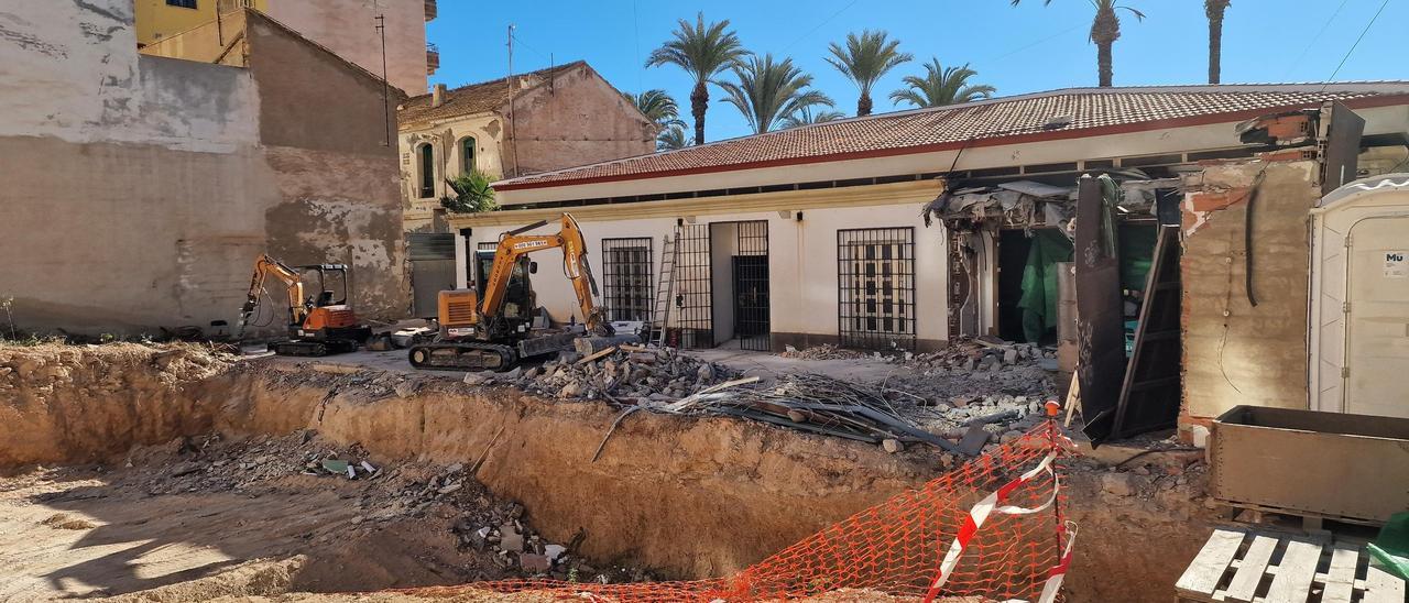 Al fondo a la izquierda, el antiguo edificio de la Guardia Civil, propiedad de Travensa y que tendrá servidumbre de paso desde la calle Canónigo Torres. A la derecha la Sala de Exposiciones de la que se ha derribado acceso, patio, patio y consejería