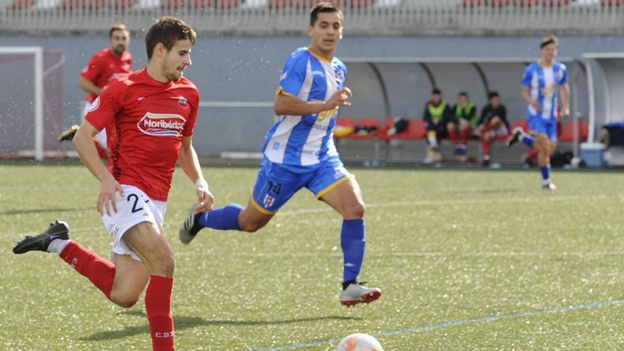 Un jugador del Estradense conduce un balón. |  // BARNABÉ/JAVIER LALÍN