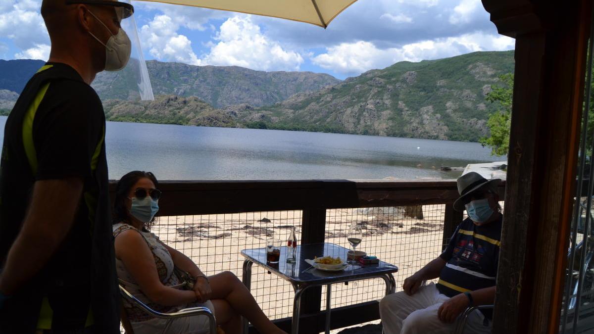Visitantes en la terraza de un bar del Lago de Sanabria.
