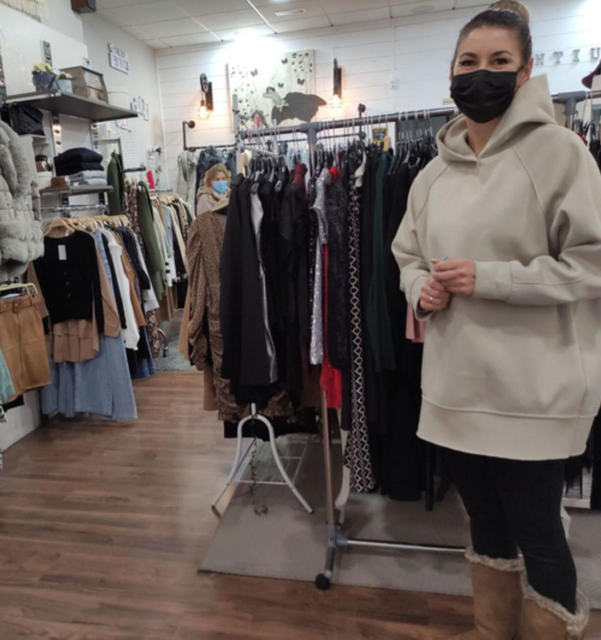 Nieves, junto a vestidos de fiesta que este año apenas se demandan. | E. P.