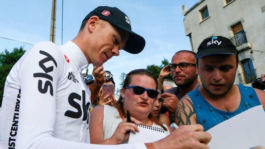 Chris Froome, líder de la carrera, firma autógrafos en la segunda jornada de descanso.