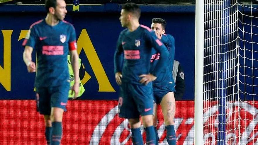 Varios jugadores del Atlético tras la remontada del Villarreal.