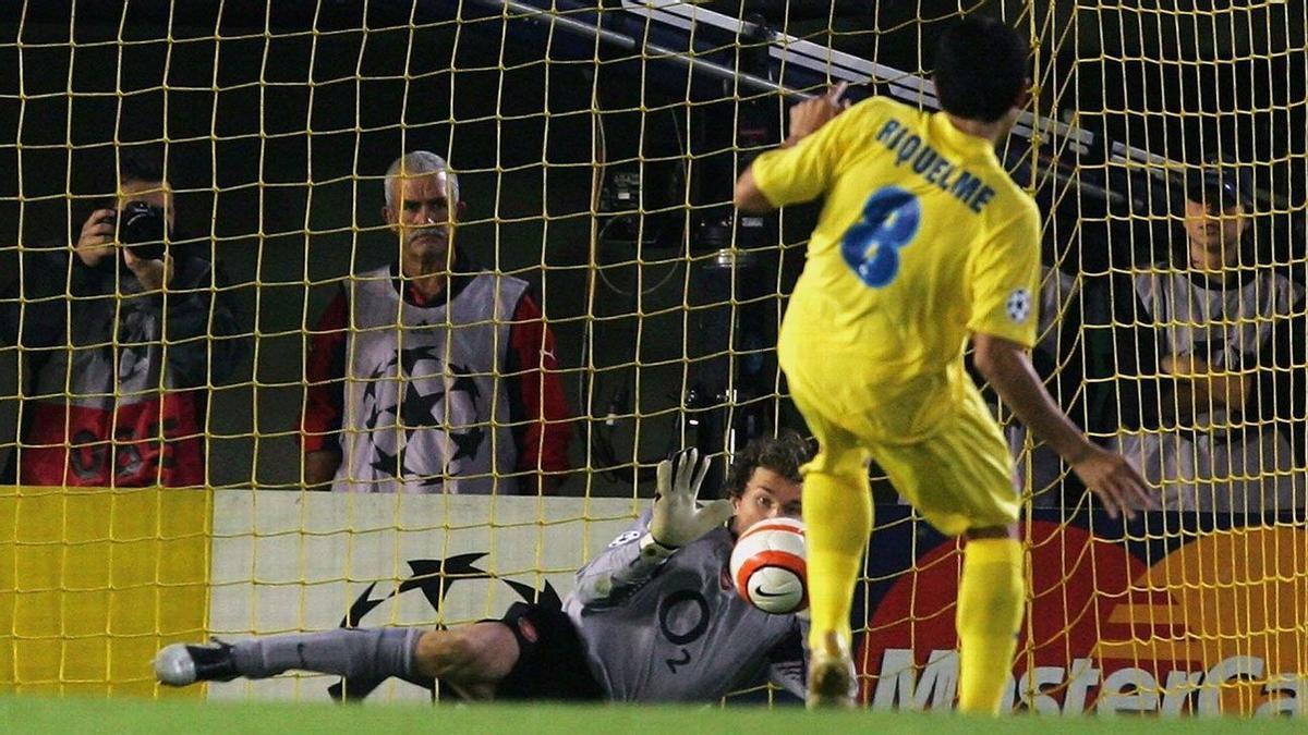 El Villarreal quedó eliminado en las semifinales de la Champions League 2025/06 por el Arsenal tras el fallo del penalti de Riquelme.