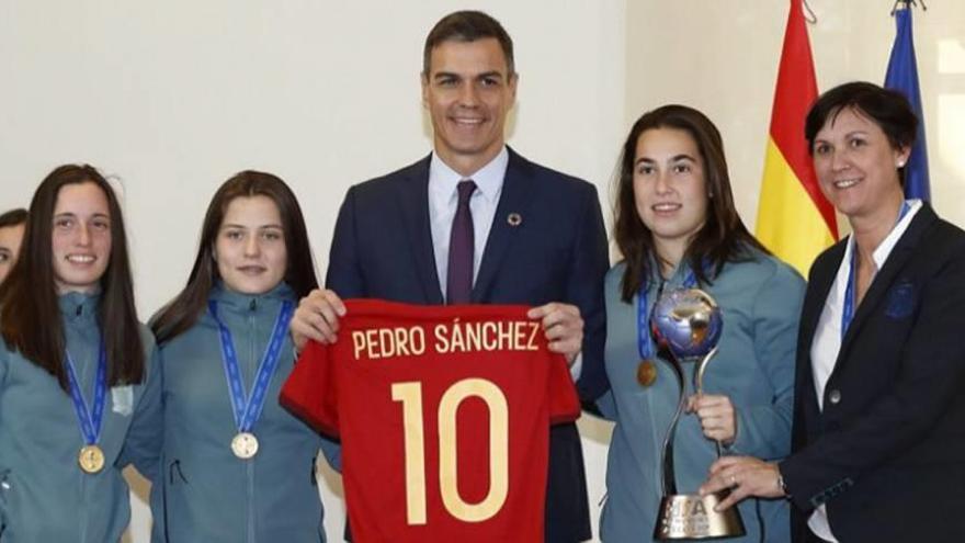 Pedro Sánchez recibe a la selección sub-17 de Eva Navarro